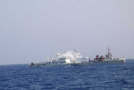 Trực tiếp từ giàn khoan: Tàu hộ vệ tên lửa Trung Quốc áp sát tàu Việt Nam