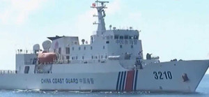 Tàu quân sự Trung Quốc dồn ép tàu Việt Nam khi di chuyển giàn khoan