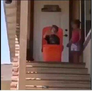 Trò đùa của trẻ con làm người lớn đứng tim