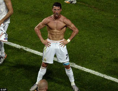 Ronaldo dị biệt, mọc thêm xương ở chân
