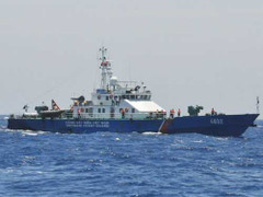 Tường thuật từ giàn khoan: Tàu hộ vệ tên lửa Trung Quốc áp sát tàu Việt Nam