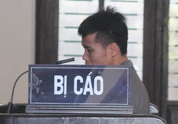 Con vừa lên xe hoa, chồng túm cổ áo vợ đâm chết