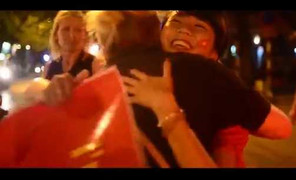 Cô gái Việt xinh đẹp 'ôm vì hòa bình'