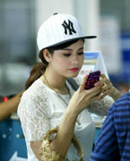 Trương Quỳnh Anh gợi cảm ở sân bay