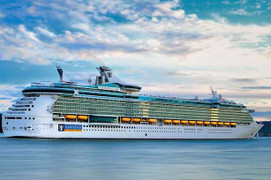 Bé trai sống sót kỳ diệu dưới đáy bể bơi