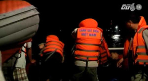 Tường thuật từ điểm nóng: Lợi dụng đêm tối, tàu Trung Quốc tấn công nhanh tàu chấp pháp Việt Nam