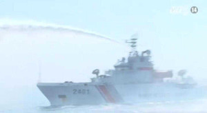 Hai tàu Trung Quốc dùng vòi rồng tự 'bắn' vào nhau