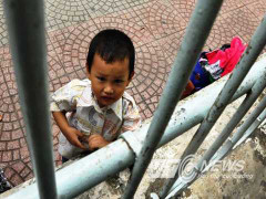 Con trai khóc đòi mẹ trong phiên tòa xét xử bảo mẫu đánh chết trẻ 18 tháng tuổi