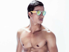 'Thạch Sanh' Hiếu Nguyễn khoe dáng chuẩn