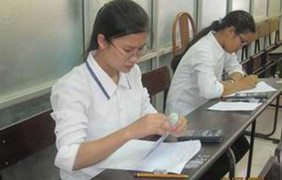 Hội đồng 18 người phục vụ một thí sinh thi Sử