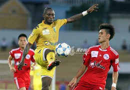 Tiền đạo nhập tịch Hà Nội T&T đánh người như trên võ đài