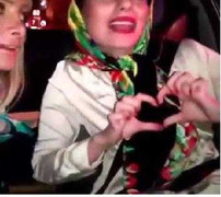 Vừa lái xe hơi vừa hát, hai nữ sinh suýt chết