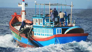 Đừng để ngư dân 'tự bơi' giữa biển cả