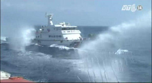 Video: Cảnh sát biển VN tiến sát giàn khoan, hàng chục tàu TQ uy hiếp