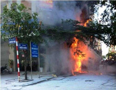 Cột điện cháy dữ dội, lan sang nhà dân