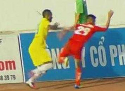Clip: Cầu thủ V-League 'thượng cẳng chân, hạ cẳng tay' trên sân Lạch Tray
