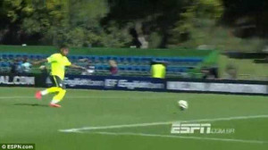 Neymar sút penalty, khoe khoang với bạn gái tuổi teen