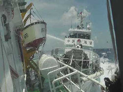 Video: Tàu Trung Quốc điên cuồng đâm thủng tàu Cảnh sát biển Việt Nam