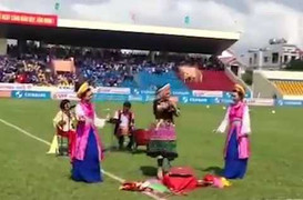 Màn hầu đồng gây sốc trên sân Cẩm Phả