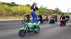 'Quái xế' đứng trên môtô chạy tốc độ cao lướt Facebook