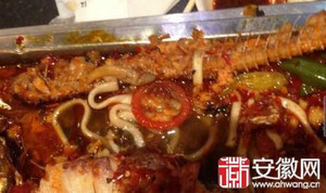 Lấp ló bao cao su hồng trong suất cá, thực khách chết khiếp