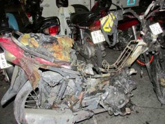 Xe máy bốc cháy ngùn ngụt trên phố Sài Gòn