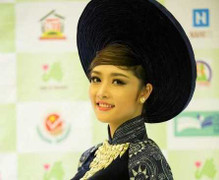 Triệu Thị Hà bán đấu giá áo dài 65 triệu đồng