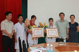 Khen thưởng điều dưỡng cứu trẻ bị sởi nguy kịch
