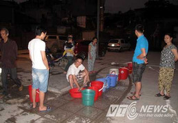 Nắng nóng đỉnh điểm, dân Hà Nội 'khát' nước dài ngày