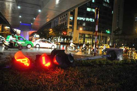 Mưa dông quật ngã người đi đường tại Hà Nội