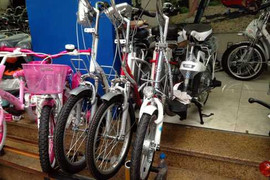 Xe đạp điện Trung Quốc, vì sao rẻ bất thường?