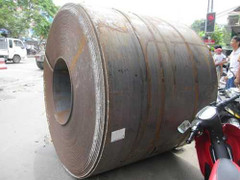 Cuộn thép 30 tấn lao lên đầu xe container