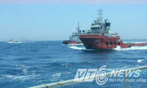 Trung Quốc phun vòi rồng ngăn cản, uy hiếp ngư dân Việt Nam