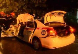 Clip: Mưa dông quật đổ cây cổ thụ, tài xế bị đè chết ở Hà Nội