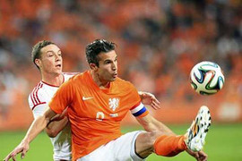 Van Persie chấn thương, Hà Lan thắng kém thuyết phục