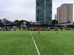 Chủ sân bóng mini tung chiêu hút thượng đế