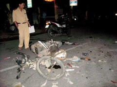 Xe máy tông nhau nát vụn, 3 người nguy kịch