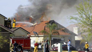 Chiến cơ Mỹ gặp nạn đâm vào nhà dân