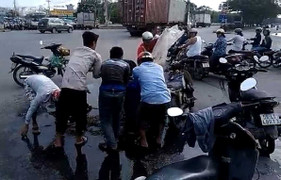 Clip: Xe chở tôm sú gặp nạn, người Sài Gòn lao vào nhặt giúp