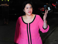 Mẹ Diễm Hương chỉ trích con gái giữa chốn đông người