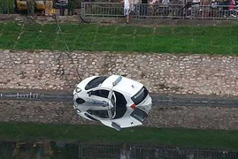 Taxi 'bay' xuống sông Tô Lịch