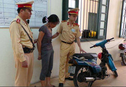 2 nữ quái cướp giật táo tợn trên phố Hà Nội