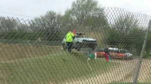 Ô tô mất lái trên đường đua, đâm ngã trọng tài