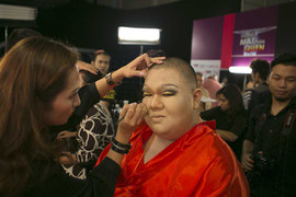 Vương Khang hồi hộp được làm 'Búp bê gấu bông'