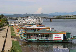 Dự đám thôi nôi trên thuyền rồng, một người chết đuối