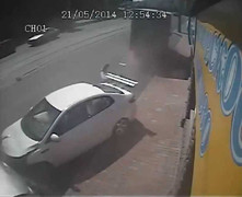 Ô tô con mất lái lết bánh như phim hành động