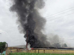 Đám cháy lớn thiêu rụi kho nguyên liệu công ty may