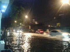 Mưa lớn, phố Hà Nội ngập nặng trong đêm