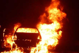 Ra khỏi nhà 10m, ô tô bốc cháy như đuốc