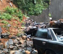 Sập đổ tường kè đá hộc trong cơn mưa, đè chết 2 bố con